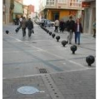 El bolardo, a ras del suelo, cerrará la calle de Astorga