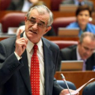 El consejero de Sanidad, Álvarez Guisasola, ayer en el Pleno de las Cortes.