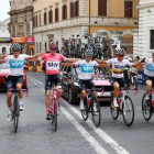 Chris Froome, flanqueado por sus compañeros durante los primeros kilómetros de la última etapa del Giro, en Roma.