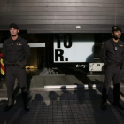 Agentes de la Guardia Civil en la puerta de la sede central de CDC en Barcelona.