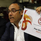 Felipe Llamazares, a la derecha, junto a Adolfo López el día de la presentación del plan trazado en la Cultural y Deportiva Leonesa hasta el año 2017.