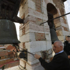 El campanero Pedro Delgado y dos de sus discípulos en la torre de Villabalter en enero. JESÚS F. SALVADORES