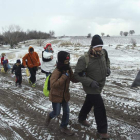 Refugiados caminan hacia un campamento temporal.