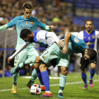 El turco Arda Turan enredado en la defensa alicantina. MORELL