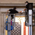 Dos trabajadores limpian ayer el interior del Capitolio tras el asalto. MICHAEL REYNOLDS