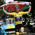 Geraint Thomas exhibe la bandera de gales durante la última etapa del Tour.