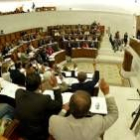 Los procuradores castellanos y leoneses votan en una reciente sesión plenaria en Fuensaldaña