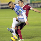 Alan Baró pelea el balón con Velasco en un lance del partido disputado ayer en Butarque entre el Leganés y la Ponferradina.