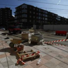 Los operarios ultimaban ayer el asfaltado de la calle en lo que era antes vías del tren.