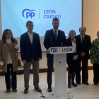 Los concejales del PP en el Ayuntamiento de León, con su portavoz David Fernández en el centro. DL