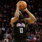 James Harden lanzando a canasta en el partido ante Orlando.