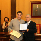 José Antonio Fernández recogió el premio de su mujer.