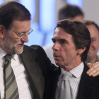 Rajoy abraza al presidente de honor del PP, José María Aznar, tras su intervención.