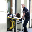 La Policía Local se lleva a la mujer herida.