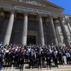 Casado, Almeida y decenas de alcaldes protestan ante las puertas del Congreso. FERNANDO ALVARADO