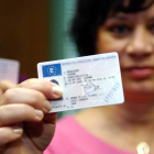 Una extranjera, con su carnet de conducir