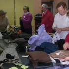 El ropero municipal se inauguró en 2010 y funciona con voluntariado que clasifica las prendas