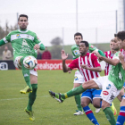 Víctor, a la izquierda, despeja un balón ante el acoso de los jugadores asturianos