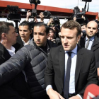 Macron, durante su visita a la factoria de Whirlpool en Amiens.