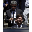 El jugador del FC Barcelona Lionel Messi, seguido de su padre, Jorge Horacio Messi, sale de la Audiencia de Barcelona tras declarar en la tercera jornada del juicio que se sigue contra ellos por tres delitos contra la Hacienda Pública