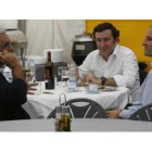 Flavio Briatore, Alejandro Agag (en el centro) y Francisco Camps en el circuito Ricardo Tormo.