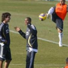 Higuaín, a la izquierda, charla con Robinho en el entrenamiento de ayer