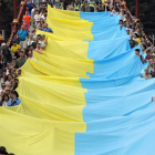 Ucranianos con la bandera nacional durante una manifestación ayer en el puente de Kiev. S. DOLZHENKO