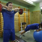 José Mario Carrillo, en primer plano, realiza trabajo físico en el gimnasio durante uno de los entrenamientos del Ademar este curso.