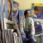 El artista José A. Alonso en su taller.