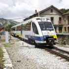 Un tren de Feve a su llegada a la estación de Cistierna.