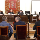 Guillermo Murias, José Tascó y Victorino Alonso, ayer, antes de iniciar la segunda sesión. MARCIANO PÉREZ