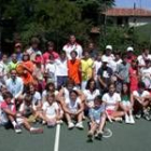 Entrenadores y alumnos, en una de las canchas de la escuela de tenis