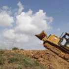 El ingeniero de la federación Internacional, en el bulldozer con el que se ha configurado el trazado