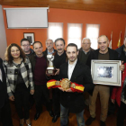 Saúl Tejada con su cinturón de campeón en el homenaje que se le tributó en el Ayuntamiento de Chozas de Abajo. JESÚS