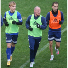 Hume, en el centro, es la principal novedad en la lista de la Deportiva para el partido