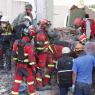 Miembros del batallón leonés durante el terremoto de Ecuador. DL