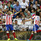 Raúl García, izquierda, celebra con su compañero Tiago Mendes el primer gol ante el Madrid.