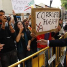 Emilio Gutiérrez se acercó ayer a la concentración de «indignados» para tratar de dialog