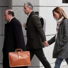 El ex secretario general del PP valenciano, Costa, acompañado por su esposa y su abogado. MARISCAL