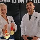 Zuzana Kroulíková posa con sus dos medallas de oro. DL