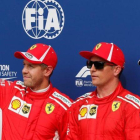 Vettel, Raikkonen, que ha lohrado la pole y Hamilton saludan a los espectadores de Monza.