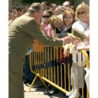 El Rey coloca su gorra a un niño en su visita a la sede de la Guardia Civil