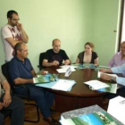 Francisco García (derecha) en la firma de las primeras ayudas a las empresas de la comarca.