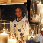 Un retrato del astronauta junto a unas velas en el memorial en su recuerdo.