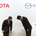 Los presidentes de Toyota y de Mazda, en la presentación de la alianza.