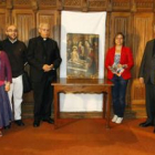 La concejala de Cultura en funciones, miembros del Cabildo y patrocinadores, con la tabla que restau