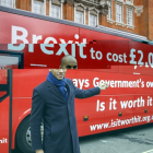 Chuka Umunna, diputado laborista, junto al autobús fletado por la nueva campaña contra el brexit, en Londres, el 21 de febrero.