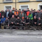 Foto de familia de la cuadrilla Vega Alion junto a sus trofeos. DL