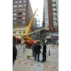 Una grúa de grandes dimensiones colocaba ayer el armazón metálico