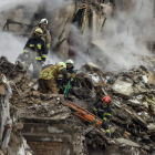 Imagen de los servicios de rescate en un edificio de Dnipró destruido por Rusia. OLEG PERTASYUK